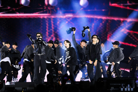 지ㅏ 15일 오후 부산아시아드주경기장에서 2030 부산세계박람회 유치 기원 콘서트 '옛 투 컴 인 부산'(Yet To Come in BUSAN)이 열리고 있다.<빅히트뮤직 제공>